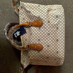 Tommy Hilfiger women’s purse, new with tags.